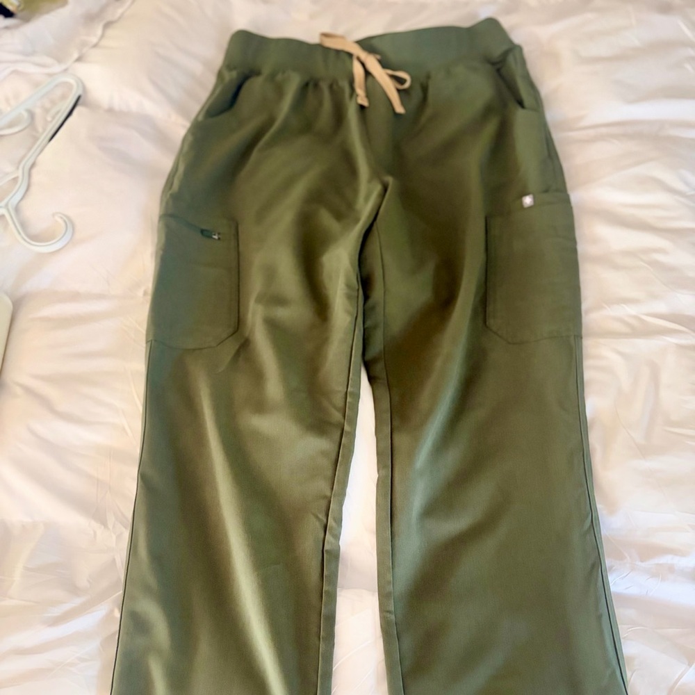 Figs Women's Olive Cargo Pants